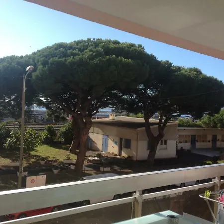 A 2 Pas De La * Cannes